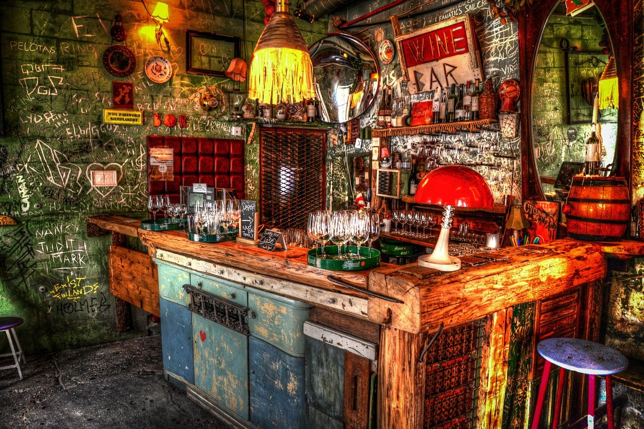 Where to find the best ruin bars in Budapest and where to stay in Budapest : whther you are lookingf or cheap hostels in Budapest or mid range hotels, apartments or luxury hotels.