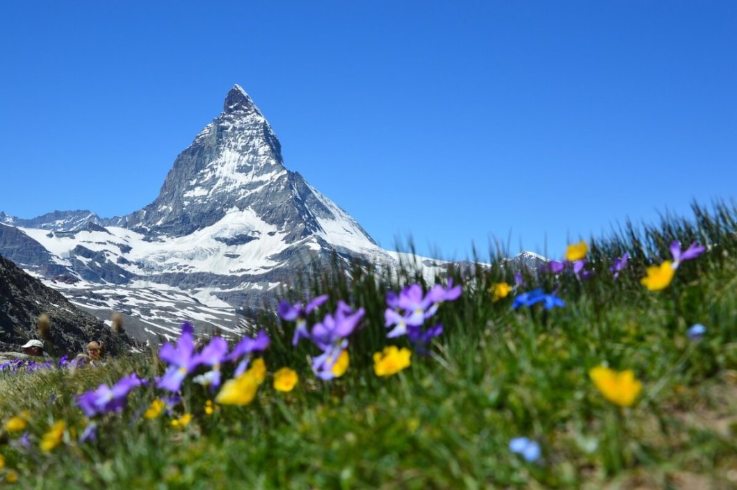 What to do in switzerland- Visiting the Matterhorn and hiking along the 5 lakes trail in autumn is a great idea!