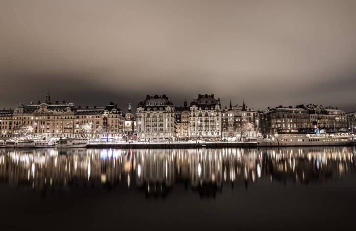 reflections-on-the-water-in-stockholm-at-night