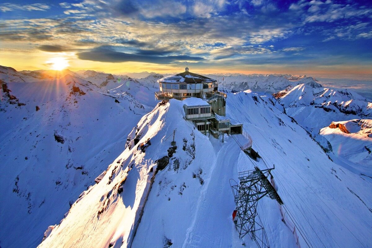 What to do in Switzerland- Go up some beautiful peaks! More on europediaries.com